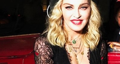 Madonna felismerhetetlen ebben a kendőben... mintha saját maga nagymamája lenne!