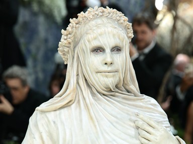 Heidi Klum bizarr jelmezben sokkolt a Met-gálán, élő szoborként vonult végig a vörös szőnyegen