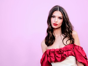 Igen, Emily Ratajkowski tényleg meztelenruhában ment temetőbe