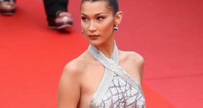 Bella Hadid úgy pózol, hogy csak nézzük, de fáj a hátunk!