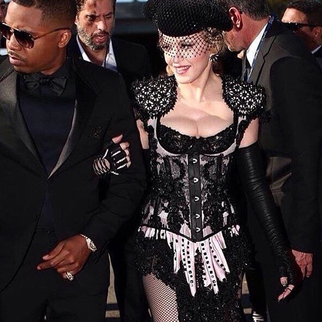 Madonna Givenchy matador szettben érkezett.