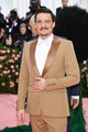 Pedro Pascal a 2019-es Met-gála vörös szőnyegén. Első pillantásra úgy tűnhet, mintha elegánsan végig simítaná barna Burberry öltönyét, valójában azonban szorongását szeretné kezelni.