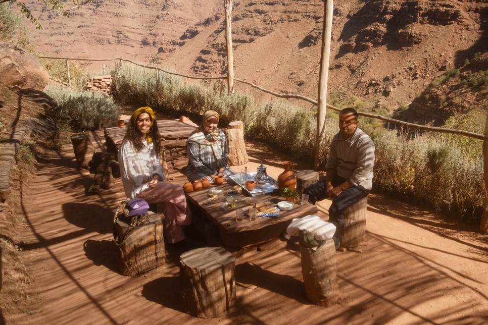 Forró novemberi délután a Magas-Atlaszban, valahol 2600 méterrel a tengerszint felett. Friss lepénykenyér, házi olajbogyó, helyi méz és tagine az asztal közepén.