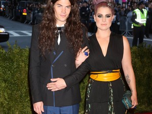 Kelly Osbourne-t eljegyezték és mindezt Kate Mossnak köszönheti