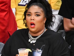 Olyan merész szettben ment Lizzo a Lakers kosármeccsére, hogy ki akarják tiltani