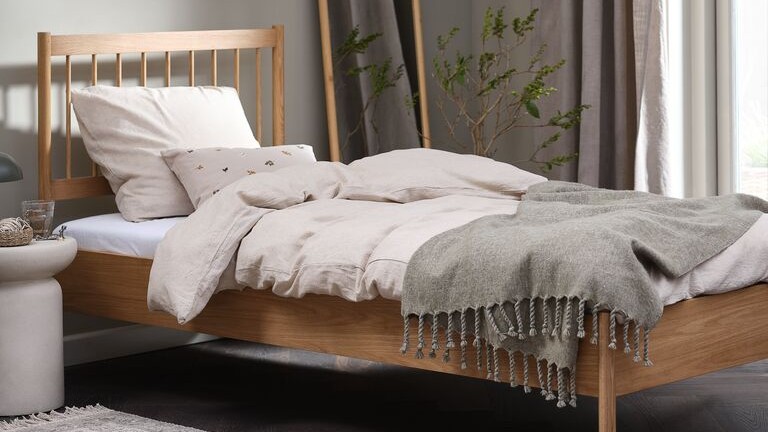 A jó alvás legfontosabb feltétele a megfelelő ágykeret, matrac, ágynemű, huzat és. párna