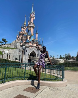 Adut Akech topmodell ellátogatott Mickey egér hazájában, de a maszkját nem felejtette otthon.