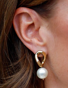 Katalin hercegné kifinomult megjelenését gyöngyös Simone Rocha fülbevalókkal koronázta meg