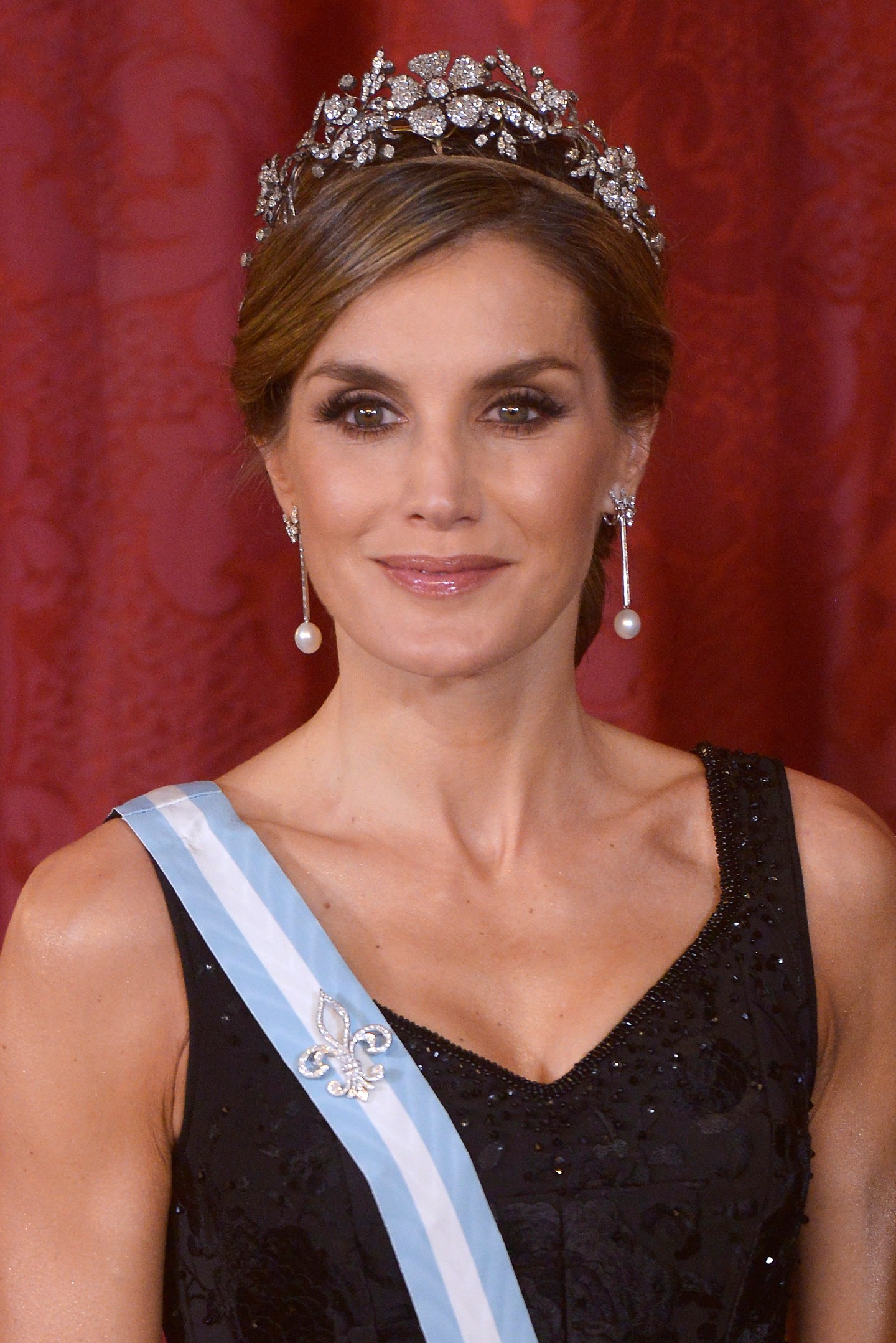 Letícia királyné spanyol virágos tiarája. Becsült érték: 2 400 000 € (900 millió forint). Letícia királyné másik kedvence ez a gyémánt virágos tiara, amely eredetileg Zsófia spanyol királyné kollekciójából származik, és a 19. században készült. A klasszikus darab sokoldalú viselet, és kiegészíti a modern és formális ruházatot és frizurát egyaránt.