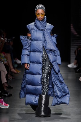 A Cukovy jellegzetes pufianyagai, multifunkcionális dzsekijei és kabátjai már nagyon sok ember kívánságlistáján ott szerepelnek