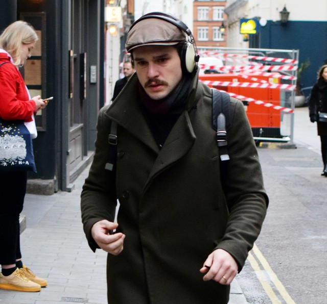 Kit Harigton bajusszal