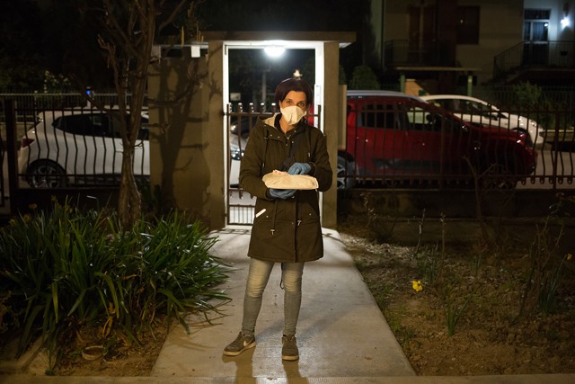 Exkluzív fotósorozat: így élik meg a futárok a vészhelyzetet