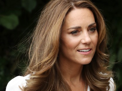 Maszkos hercegné! Angyali ruhában és virágos maszkban jótékonykodott Kate Middleton