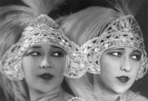 Vass Virág regénye elhozza a magyar származású Dolly ikrek igaz történetét a századelő fénykorából