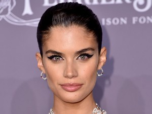 Nincsenek szavak, milyen gyönyörű Sara Sampaio ebben a ruhában