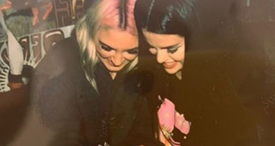 Micsoda? Selena Gomez egy nővel vált forró csókot új fotóján