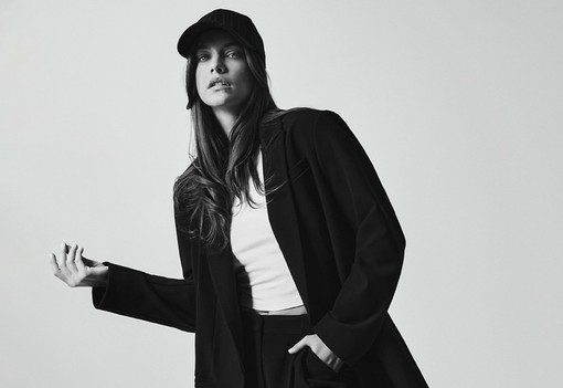 Palvin Barbara és Dylan Sprouse friss fotóival egy új korszak veszi kezdetét: ilyen képek még sosem készültek párról!