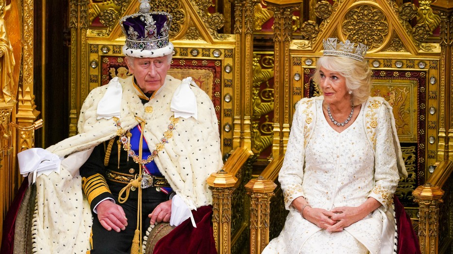 A királyi család a néhai Erzsébet királynő előtt tiszteleg