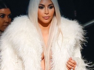 Kim Kardashian 3 hónappal a szülés után meztelenül szelfizett!