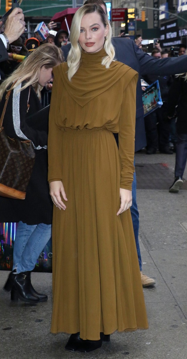 Egy nap, három őrülten jó szett Margot Robbie-tól