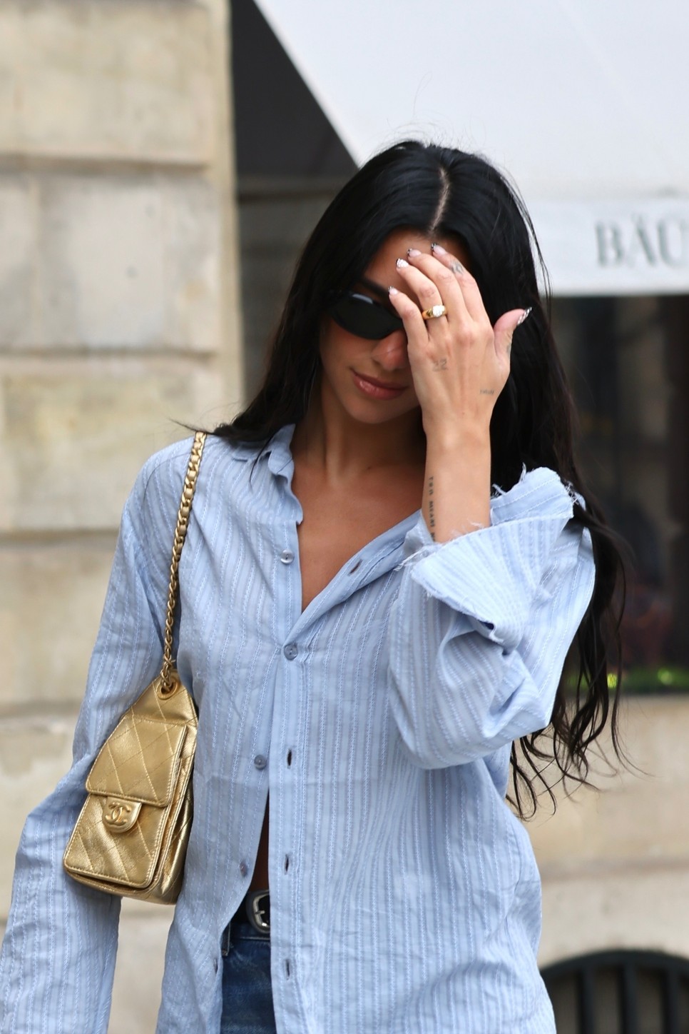 A letisztult, mégis karakteres gyűrű Dua Lipa merész, trendteremtő személyiségéhez illik.