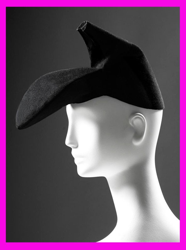 A zseniális cipőkalap ma ikonikus darab, de születésekor botrányosnak számított. Pedig valóban hordható, és valóban kalap, nem csupán egy fejre tett cipő. Ez a merész fejfedő mozgatta meg a későbbi tervezők fantáziáját, és eredményezett izgalmas, bolondos kalapkölteményeket.