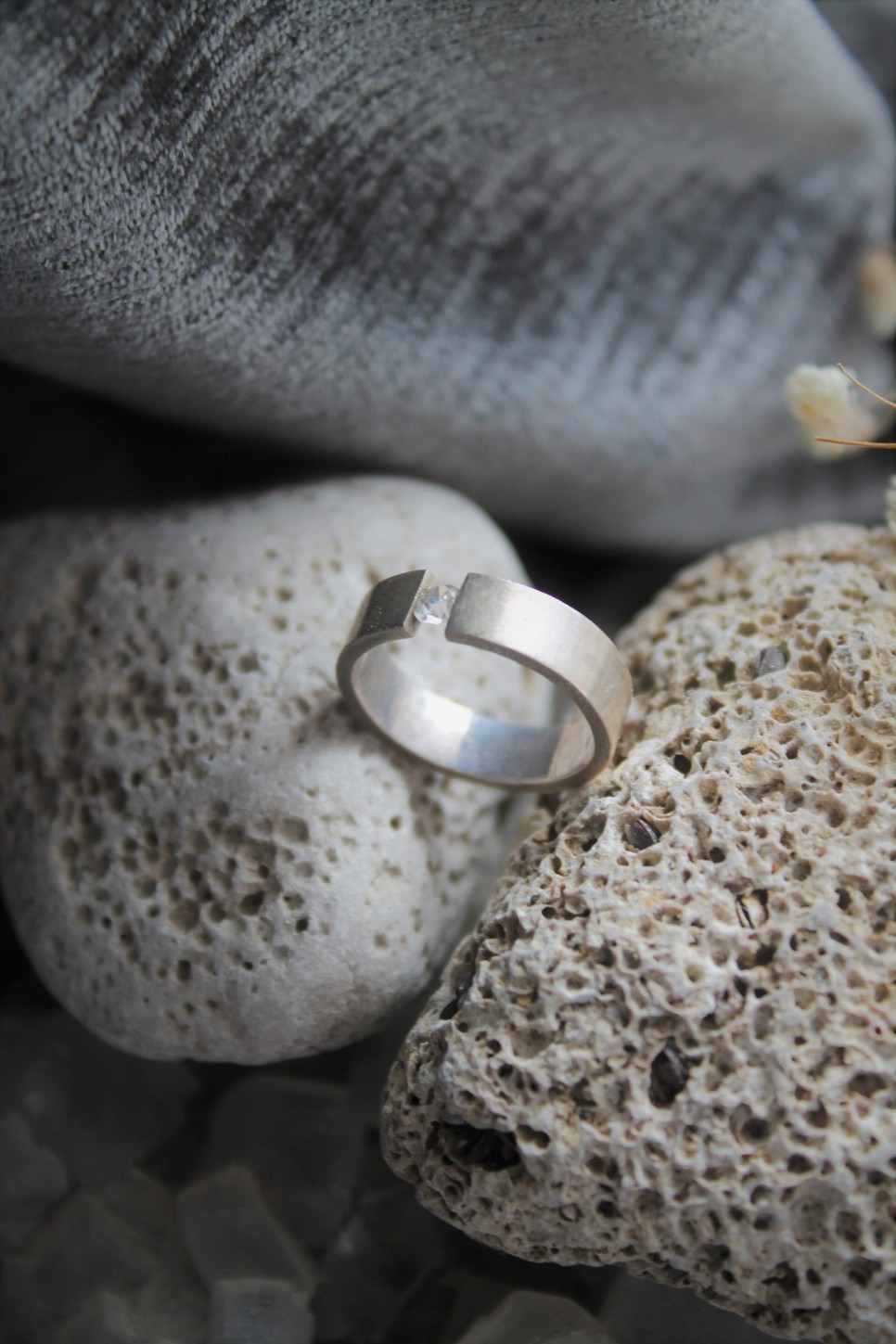 Nem csak a fehérarany-gyémánt párosítás lehet káprázatos, ezüstből is készülhet gyönyörű eljegyzési gyűrű
