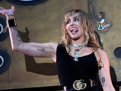 Miley Cyrus megint teljesen kifordult önmagából, jó gusztustalan videókkal népszerűsítit új lemezét