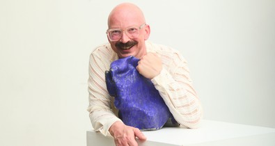 Budapest is sokat alakított a stílusán, de csúcspillanatokból merít inkább ihletet a magyar származású keramikus művész, Simon Holpert