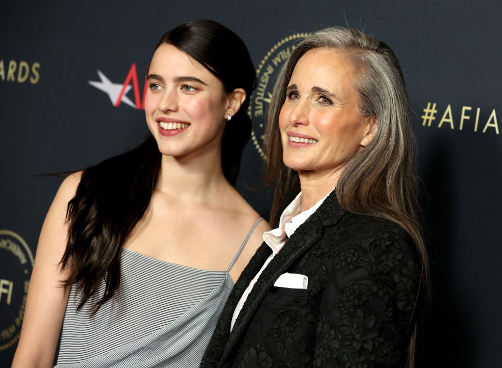Andie MacDowell és Margaret Qualley - Andie MacDowell lánya, Margaret Qualley nemcsak külsőleg hasonlít híres édesanyjára, de a tehetség és a különleges kisugárzás is közös pont bennük. Margaret színésznőként már számos elismerést begyűjtött, és egyre többször bizonyítja, hogy nemcsak híres édesanyja miatt érdemes a figyelemre. A hasonlóság azonban tagadhatatlan, különösen a finom arcvonások és az elegáns megjelenés tekintetében.