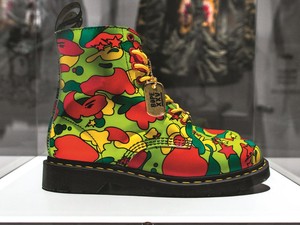 Nehéz elképzelni bármilyen más kiegészítőt, ami egyszerre áll jól a postásnak és Gigi Hadidnak is - a Dr. Martens bakancsokon kívül