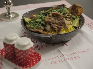 Tépett csirke mazsolás piláffal