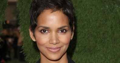 Halle Berry 50 éves, de a frizurája akár egy 17 évesé!