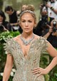 Jennifer Lopez ragyogóan részletgazdag ruhában érkezett a 2024-es Met-gálára, a „Sleeping Beauties: Reawakening Fashion” tematikájához hűen.
