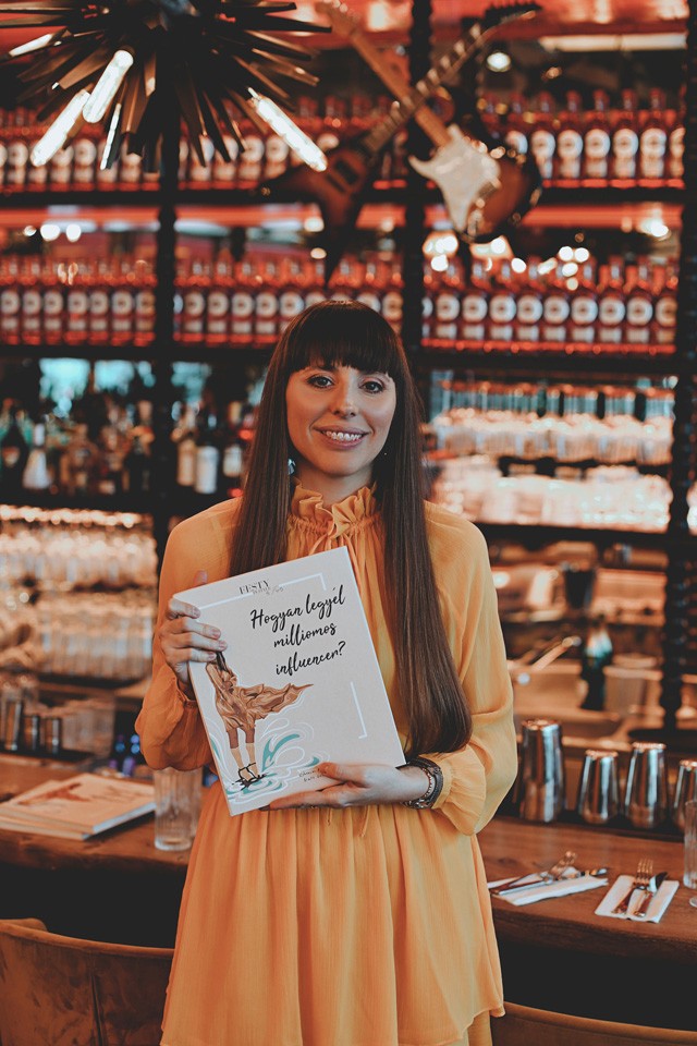 Az influenszerek különös világáról írt könyvet Festy, a legismertebb divatblogger