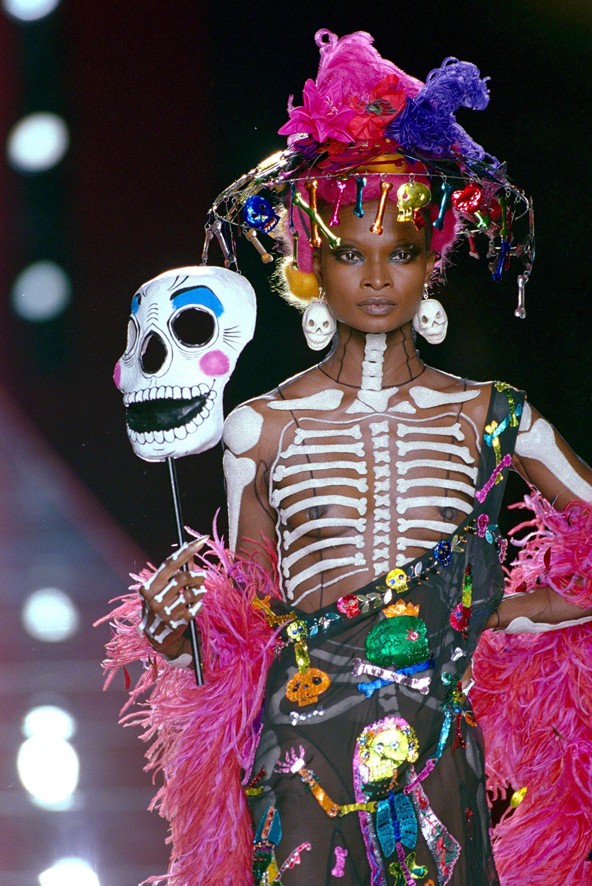 A halottak napja latin-amerikai típusú megünneplése is inspirálta Gallianót. Arrafelé ez nem szomorkodós ünnep. Az emberek színes, díszes öltözékben enni- és innivalót visznek a temetőbe szeretteiknek, a sírok mellett piknikeznek, így emlékezve az elhunytakra. 