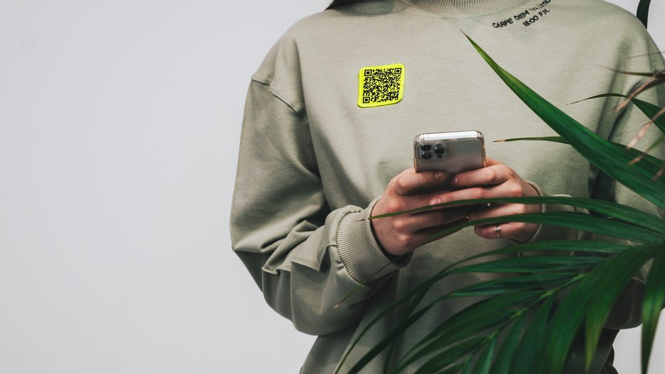 QR kód a ruhákon? Ez a módszer segíti a Z generációt a kapcsolatépítésben. 