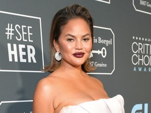 Chrissy Teigen szexi lábvillantással ünnepelte a gálaszezont