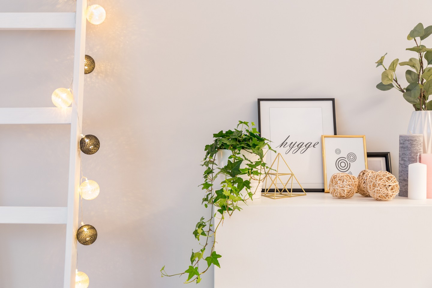 A közönséges borostyán amellett, hogy feldobja a hálószobádat, az egészségedre is jótékony hatással van. Tisztítja a légutakat, és a levegőben terjedő penész nagy részét is is megszűri, így javítja az alvás minőségét.