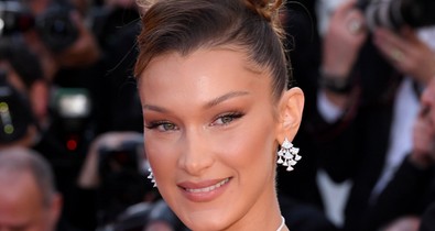 Húha! Bella Hadid egy mellvillantással kezdi a cannes-i filmfesztivált
