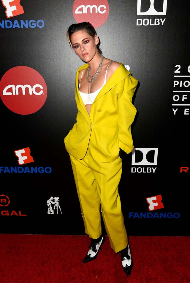 Kristen Stewart megőrült a vörös szőnyegen, szettje is nagyon bolondos volt