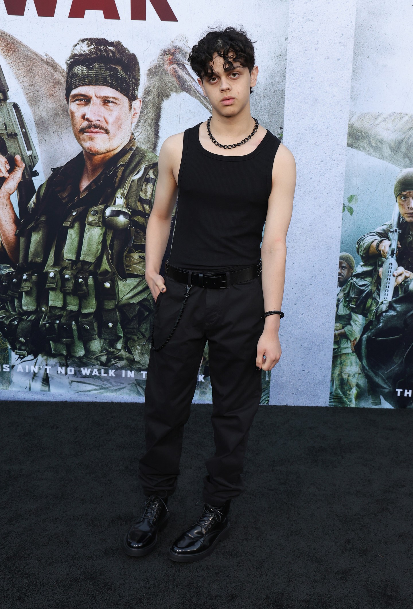 Isaac Ordonez Wednesday öccsét, Pugsley Addams-t kelti életre a képernyőn. A való életben azonban a stílusa jóval merészebb és vagányabb, mint  Pugsley-é. 