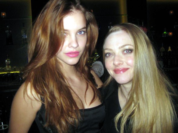 Palvin Barbi és Amanda Seyfried 2013 januárjában, a Golden Globe-gálán