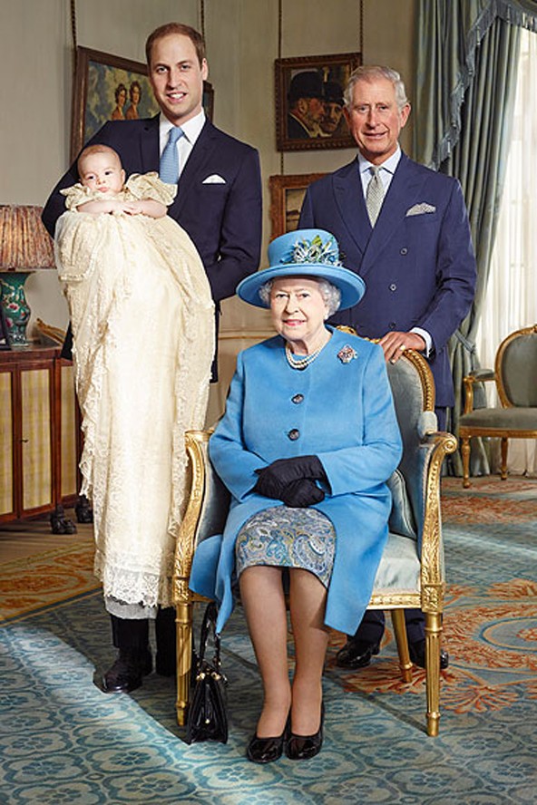 II. Erzsébet királynő fiával, Károly herceggel, unokájával, Vilmossal, illetve a kis György dédunokával