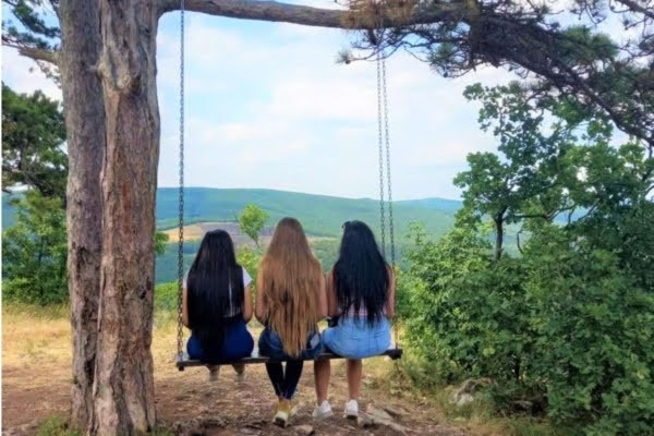 A kirándulások és közös élmények elősegítik a résztvevők közösségi beilleszkedését.