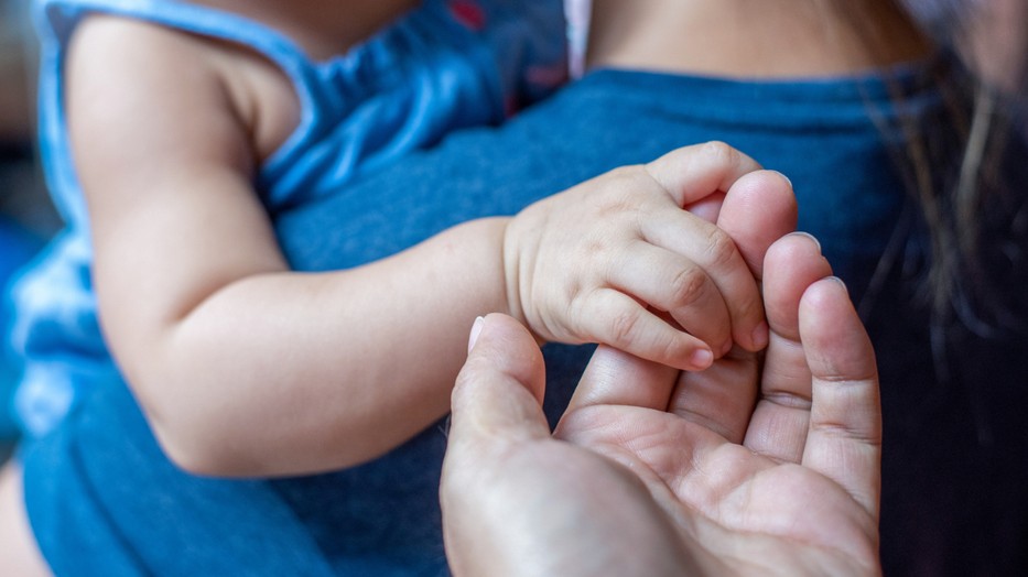 Valóban elérhetetlen álom az örökbefogadás Magyarországon, vagy a valóság teljesen más? Szakértő válaszol