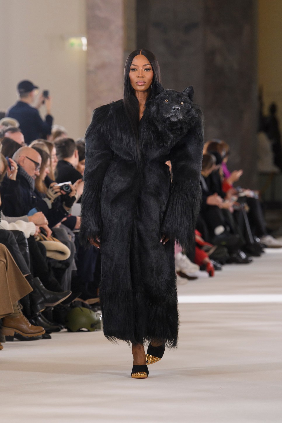 Naomi Campbell a Schiaparelli farkasfejes ruhájában
