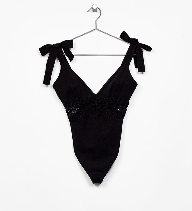 Csipkebetétes, masnis BERSHKA 4995 Ft - bershka.com