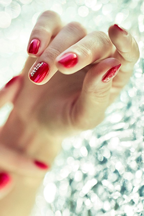 Őszi körömtrendek: a piros mellett hódít a nude és a púderkék