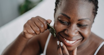 Az influenszerektől a szépségszakértőkig mindenki a gua sha köveket használja, de tényleg jók valamire ezek az ásványok?